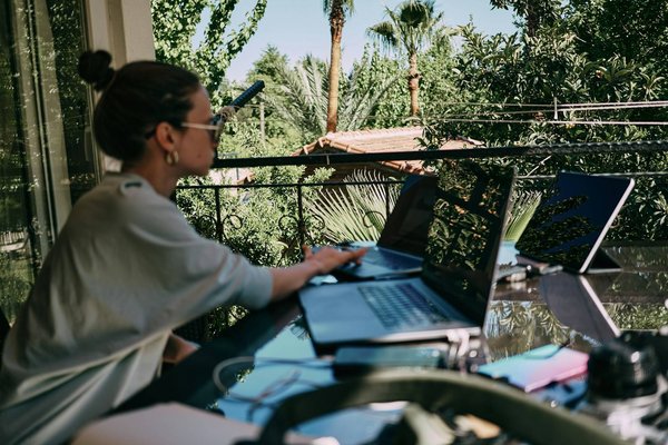 Comment optimiser l'utilisation de ses appareils tech en voyage ?